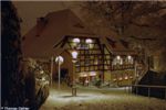 Das Kellerhaus im weihnachtlichen Winterkleid. Dieses Bild hat man wenn man bei frischem Schnee, wie hier im Dezember 2005, abends den steilen Schlossberg hinunterlauft