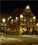 Das um die Mitte des 17.Jh. erbaute Kellerhaus am Fusse des Schlossbergs ist eine beliebte Gaststatte in Chemnitz. Hier prasentiert es sich im weihnachtlichen Lichterglanz im Dezember 2005.