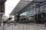 Zentrale Station des offentlichen Nahverkehrs nahe des Rathauses